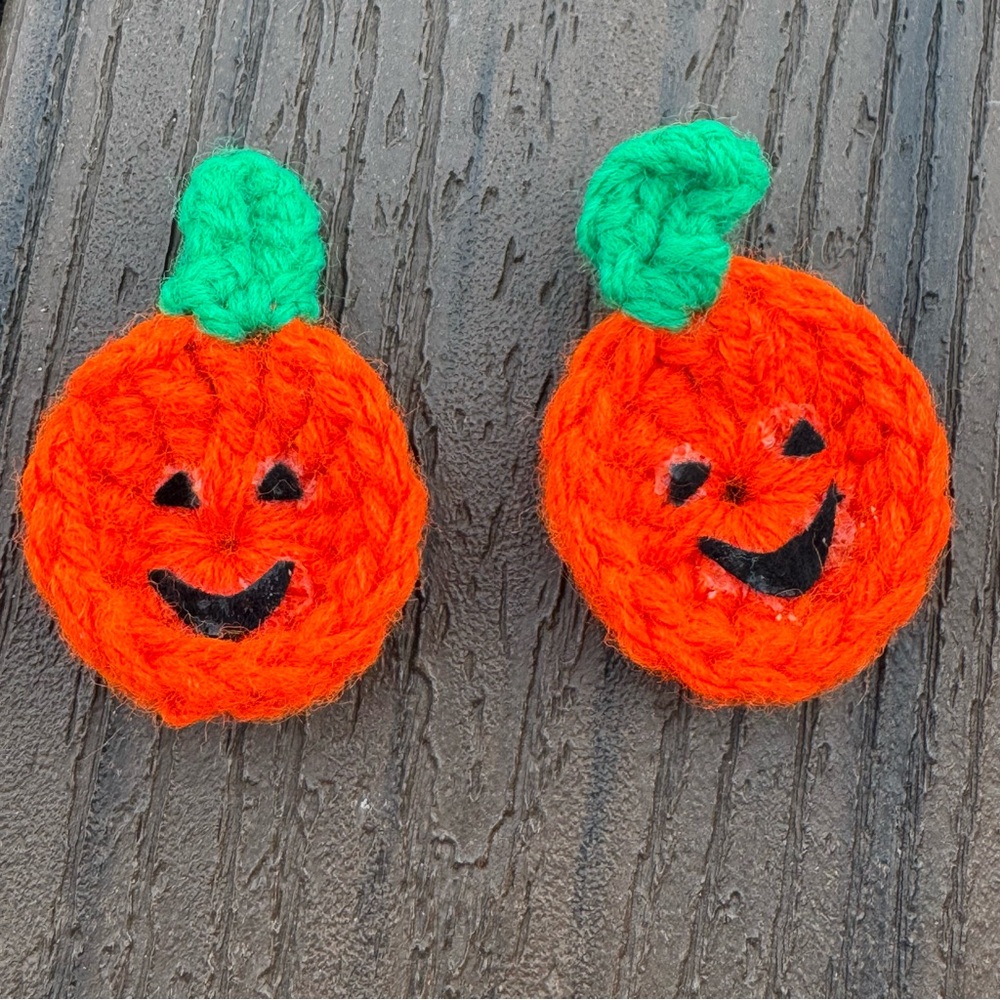 Handmade Crochet Pumpkin Pins – Jack O’ Lantern Halloween Brooches – Set of 2